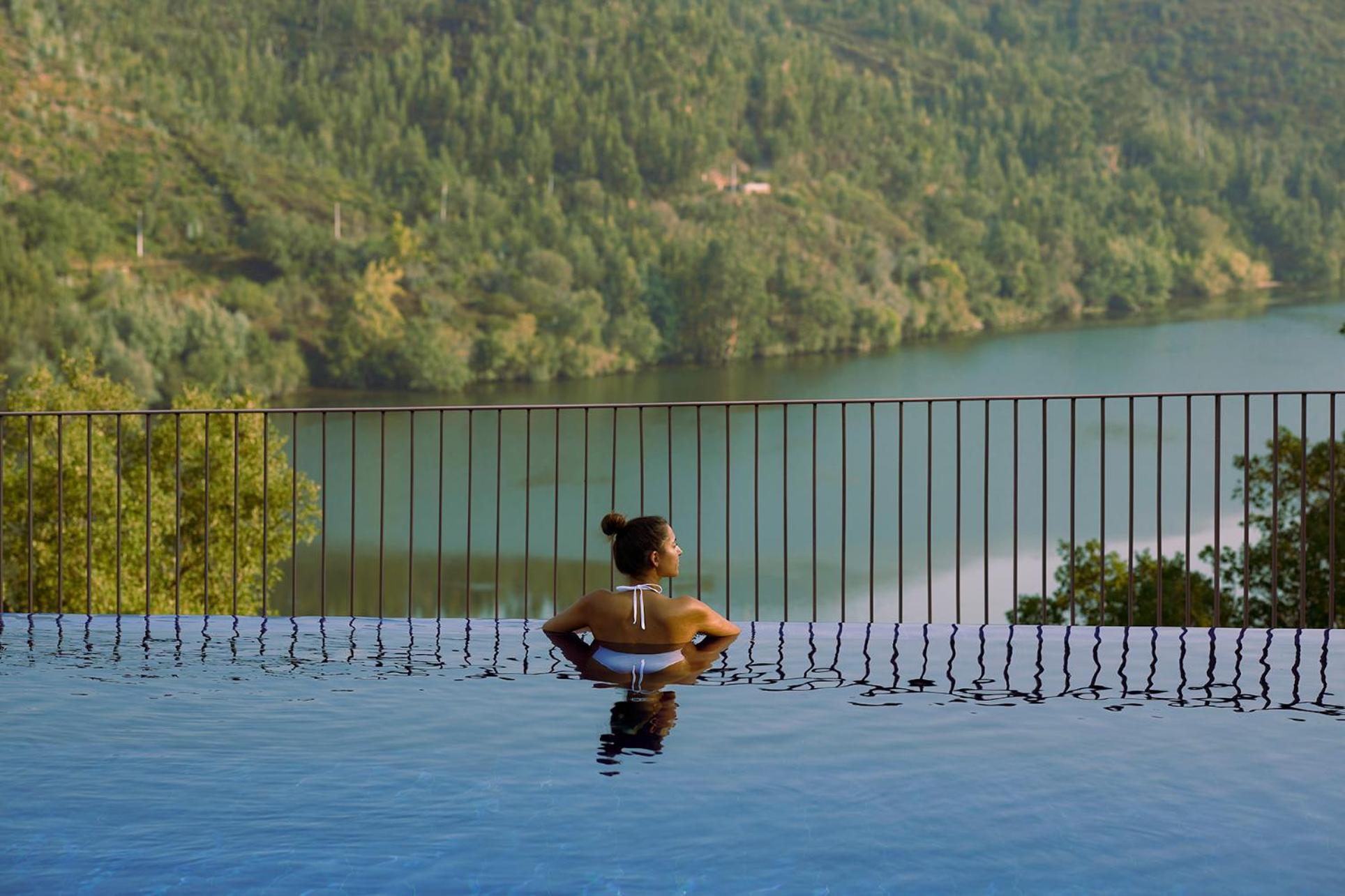 Octant Douro Hotel Кащело де Пайва Екстериор снимка A woman sitting in the outdoor hot springs at the resort